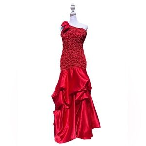 Masquerade Red One-Shoulder Gown – Elegant Preowned Formal Dress, Size 9/10